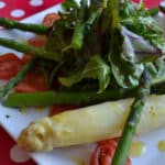 Forret af hvide og grønne asparges med salat og dressing