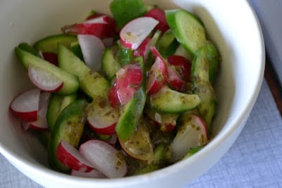 salat med agurk og radiser vendt i dressing
