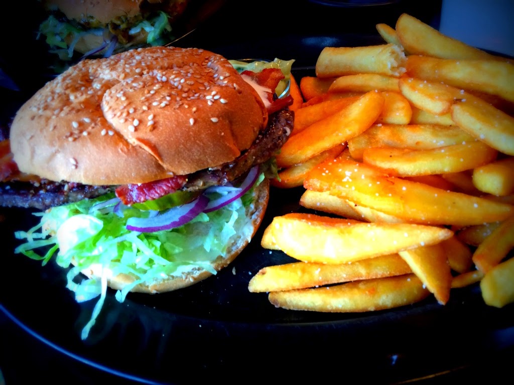 Burger and fries fra SHARKS Poolbar i Århus