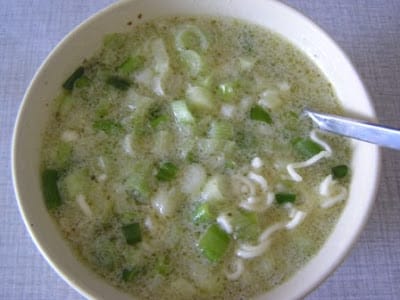 Nem thaisuppe med kokosmælk og grøn karry