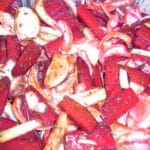 rødbeder og løg i fad med lakridspulver