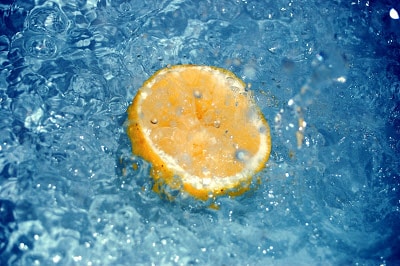 Citron i blåt vand