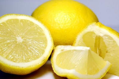 Udskårede citroner i halve og kvarte