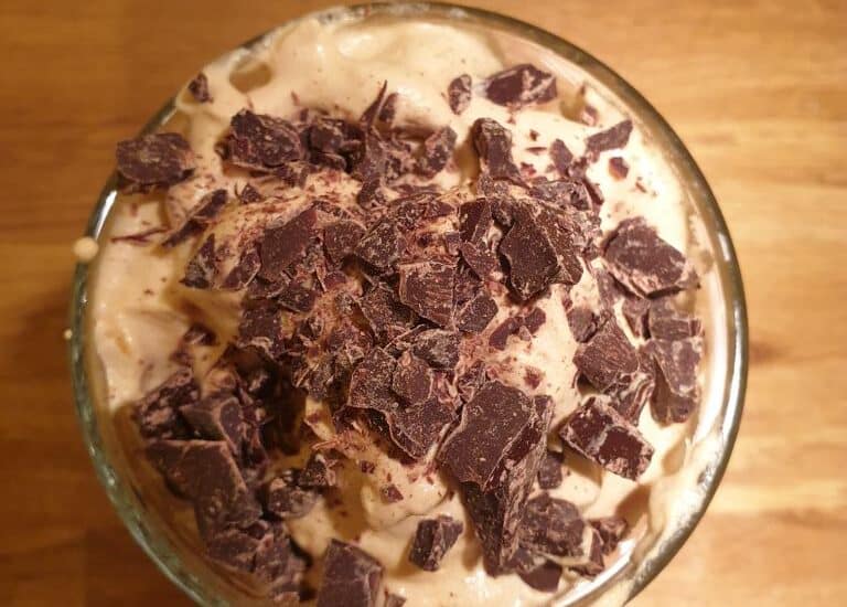 kaffemousse i glas med hakket chokolade