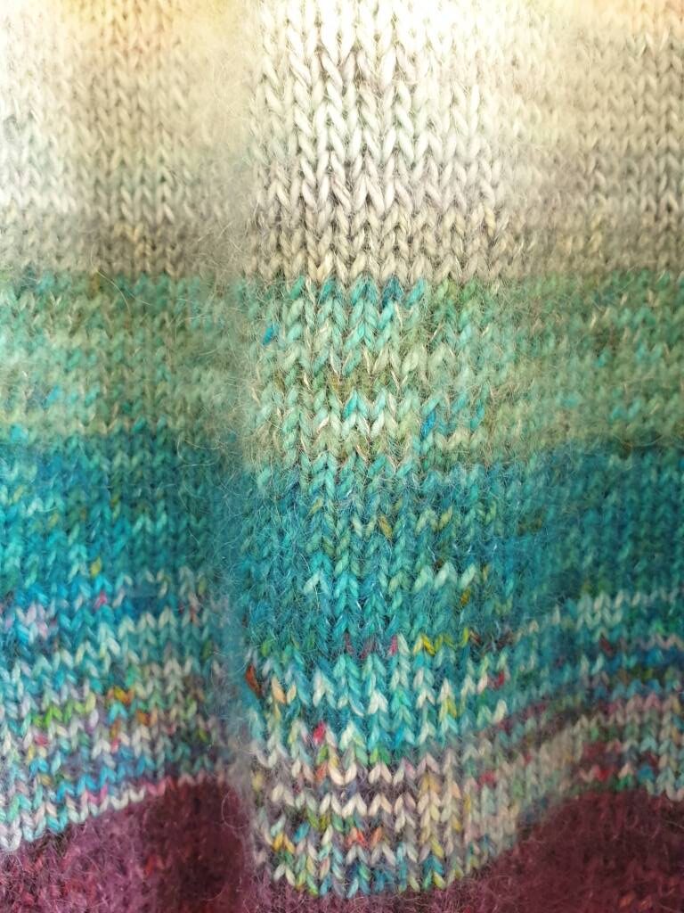 close-up af regnbuefarvet restesweater