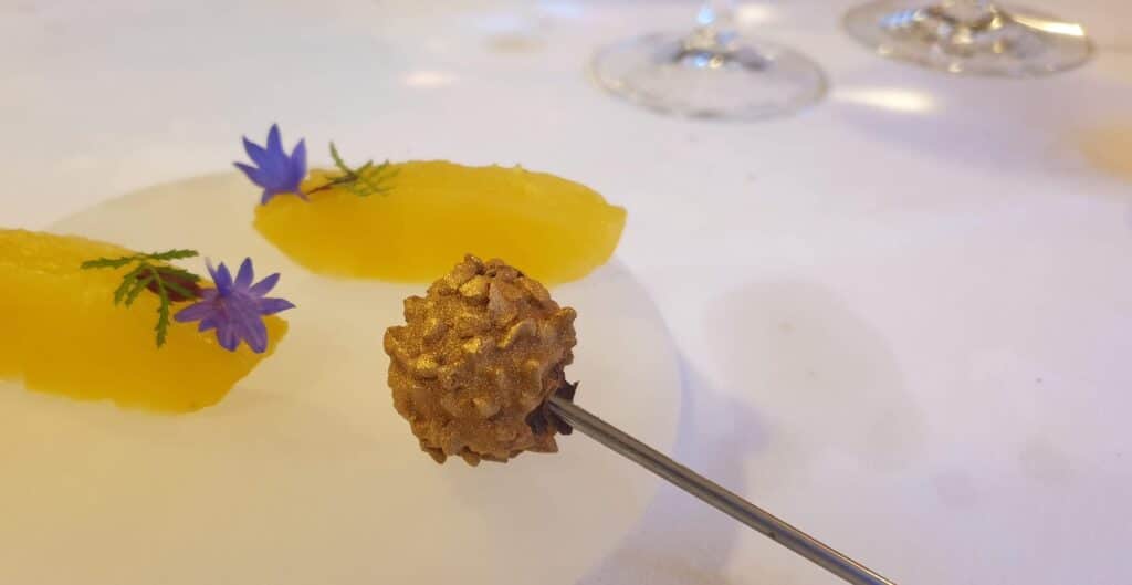 Hjemmelavet guldkaramel på pind på Søllerød kro - ekstra dessert 